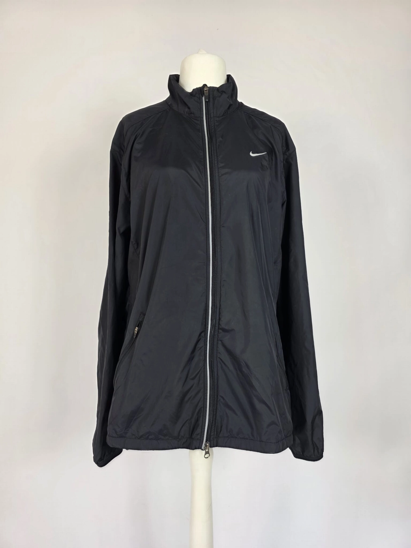 Czarna sportowa wiatrówka NIKE