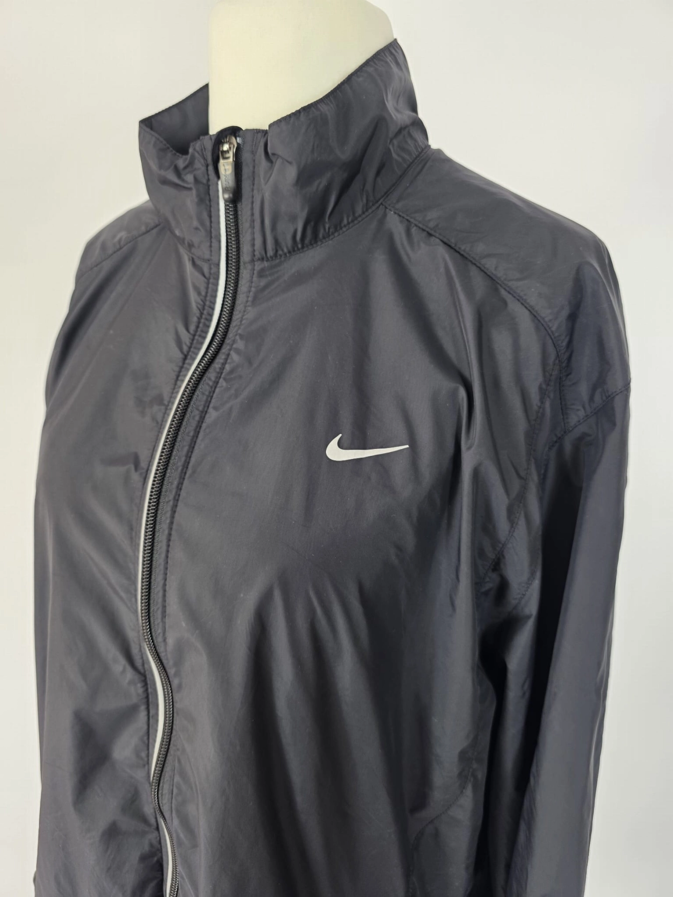 Czarna sportowa wiatrówka NIKE