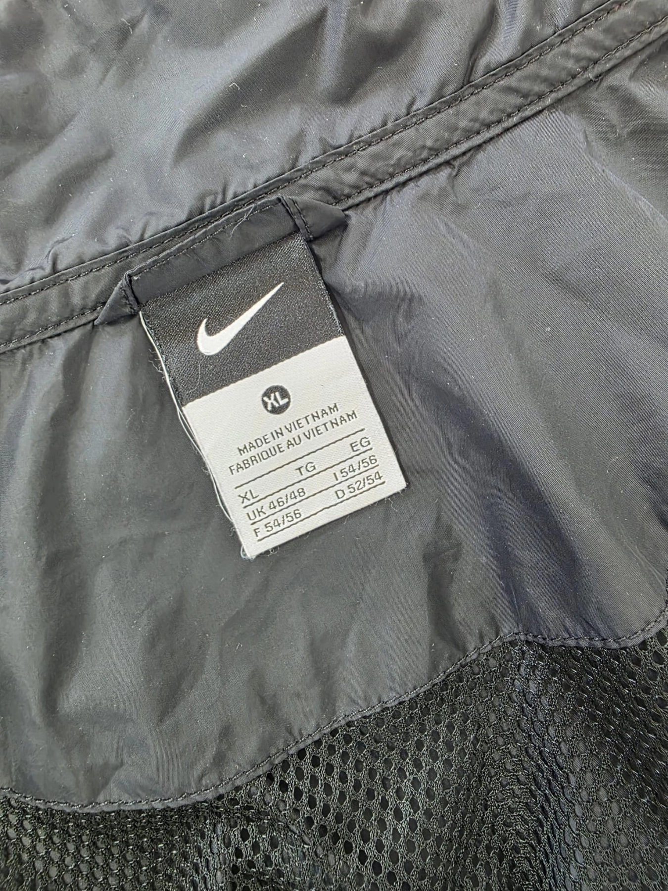 Czarna sportowa wiatrówka NIKE