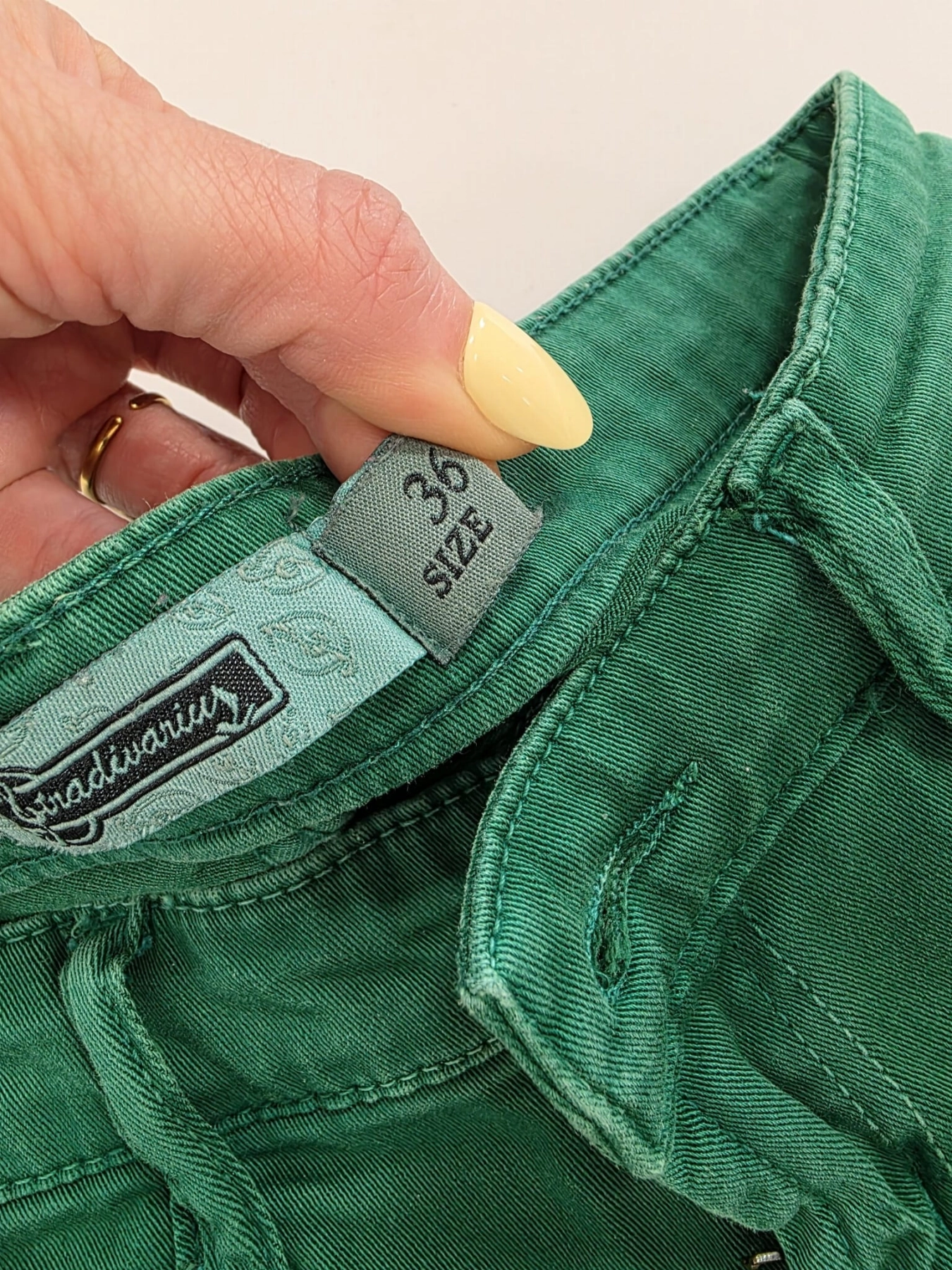 Look premium z pikowaną kurtką i dopasowanymi spodniami