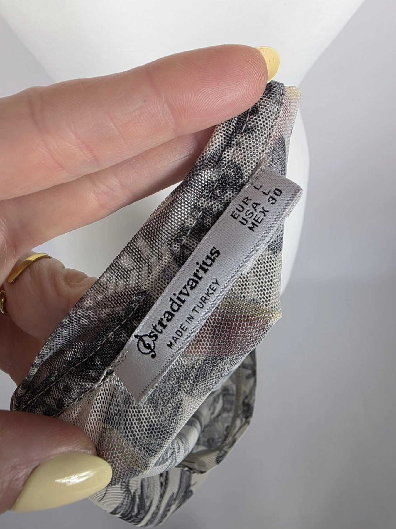 Zestaw: sweter PART TWO butelkowa zieleń, bluzka w motyle STRADIVARIUS i piaskowe, szerokie spodnie