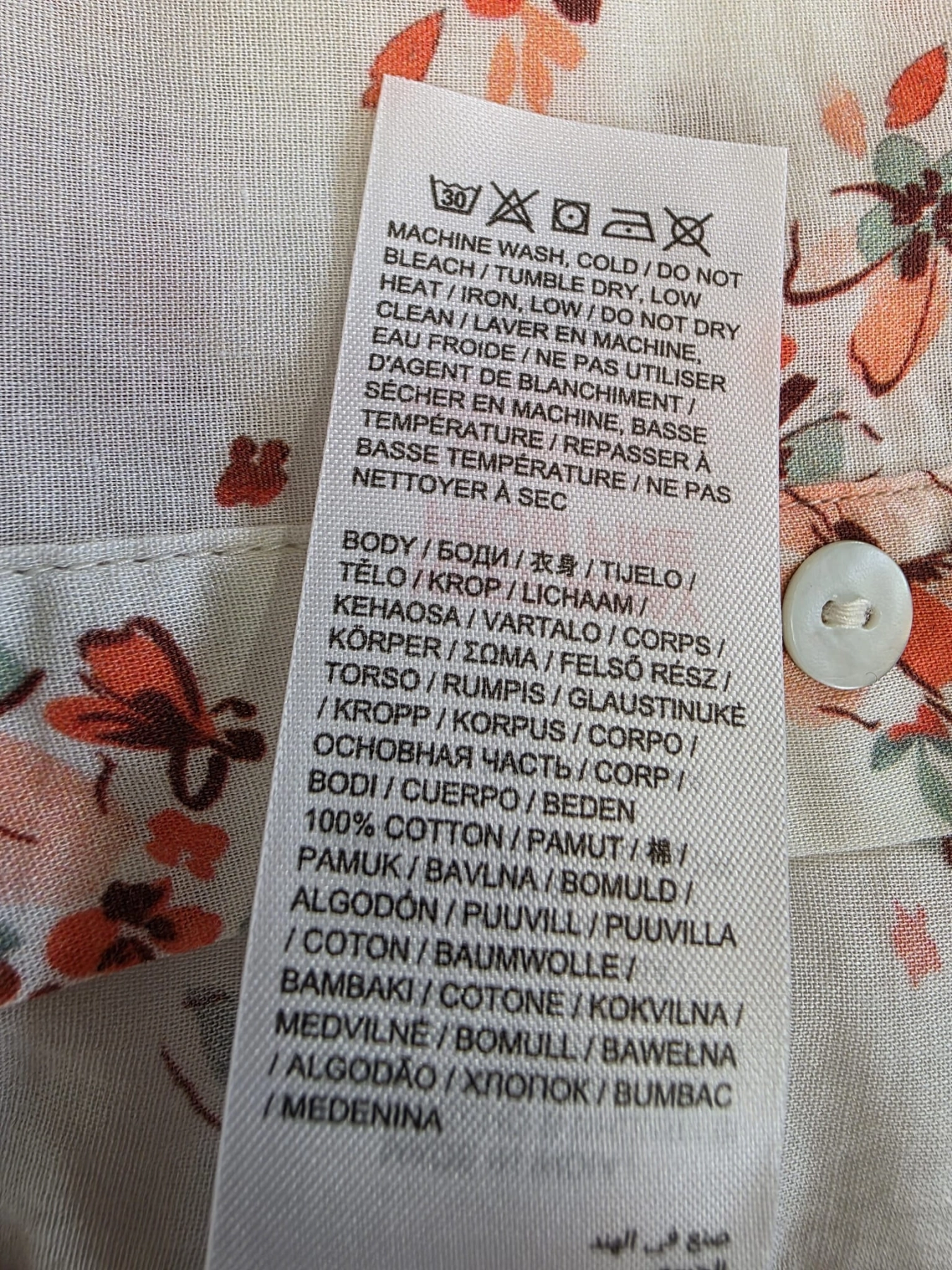 Wiosenna, lekka stylizacja: romantyczna koszula w kwiaty i jeansy rozm. 46