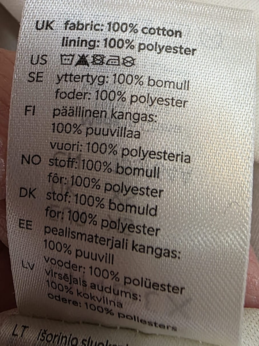 Stylizacja w niebieskich odcieniach - wzorzysta spódnica i niebieski sweter