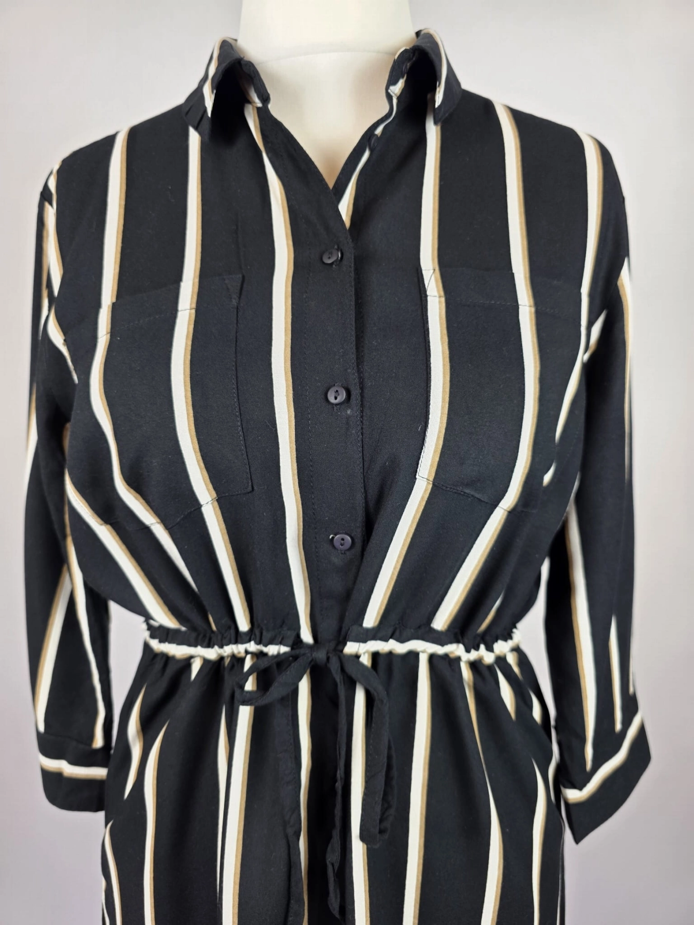 Stylowa sukienka koszulowa w pionowe pasy od ONLY