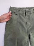 Wzorzysta bluzka ESPRIT i dopasowane spodnie khaki