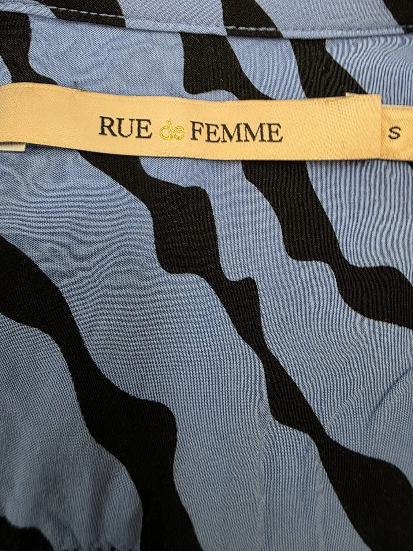Błękitna bluzka w czarne fale RUE de FEMME