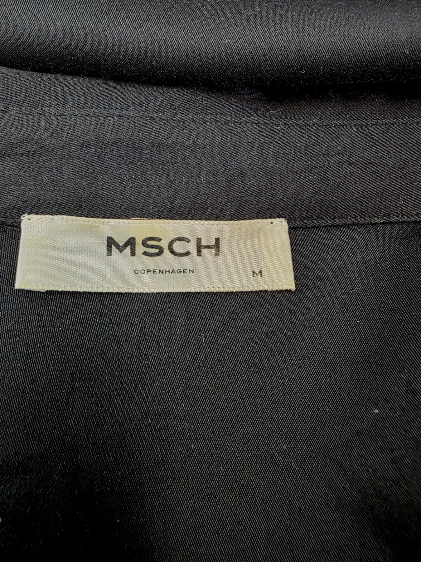 Czarna satynowa koszula marki MSCH Copenhagen