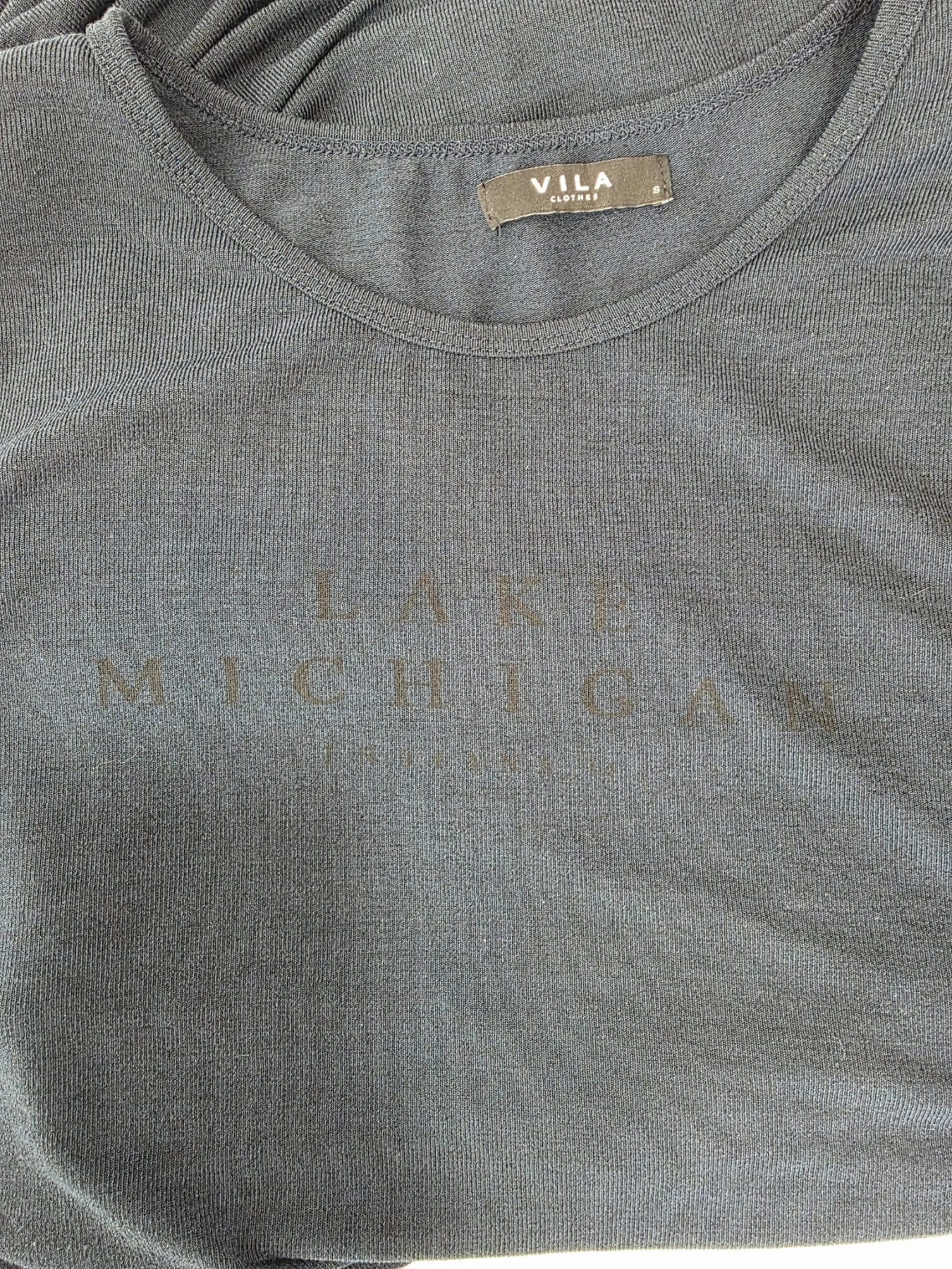 Minimalistyczna długa sukienka w głębokim graficie VILA