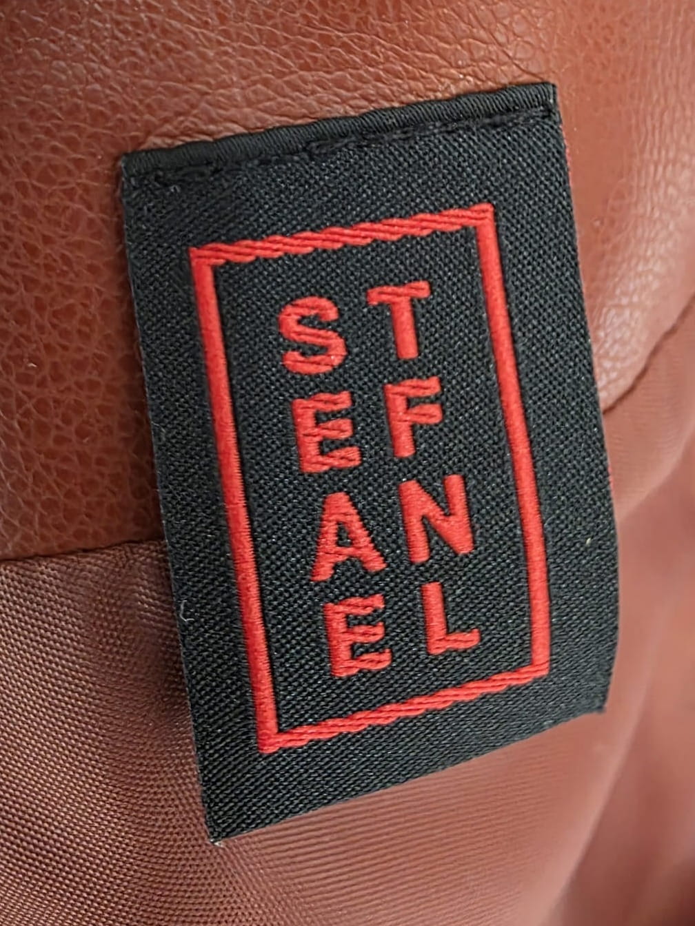 Elegancka skórzana sukienka w ceglanym odcieniu od STEFANEL