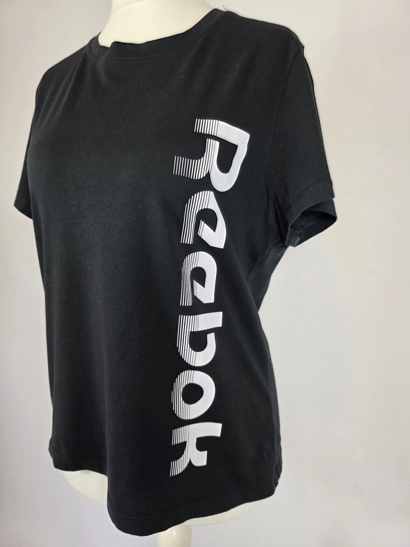 Klasyka i energia: czarny T-shirt Reebok