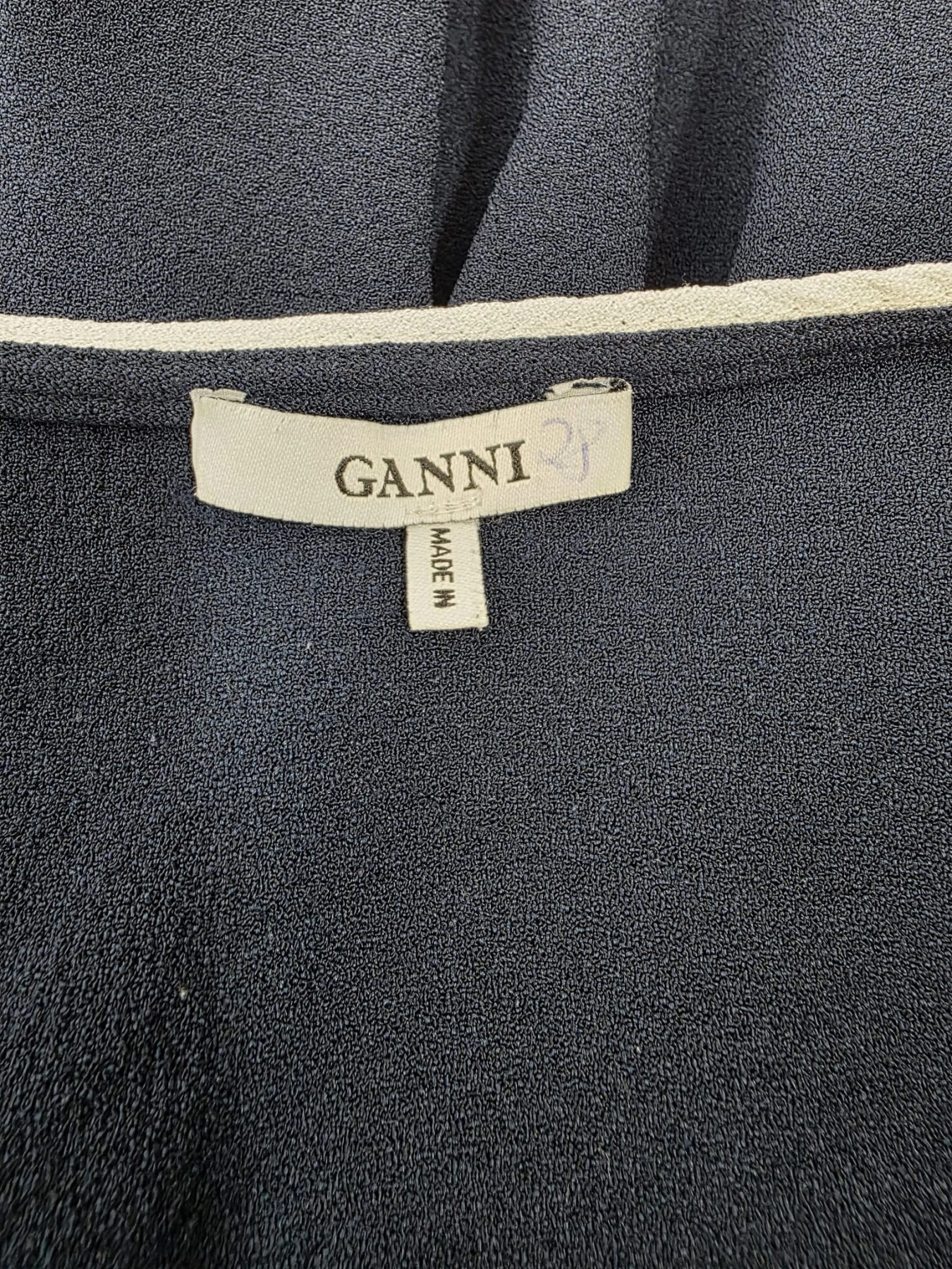 Granatowa sukienka z falbaną GANNI