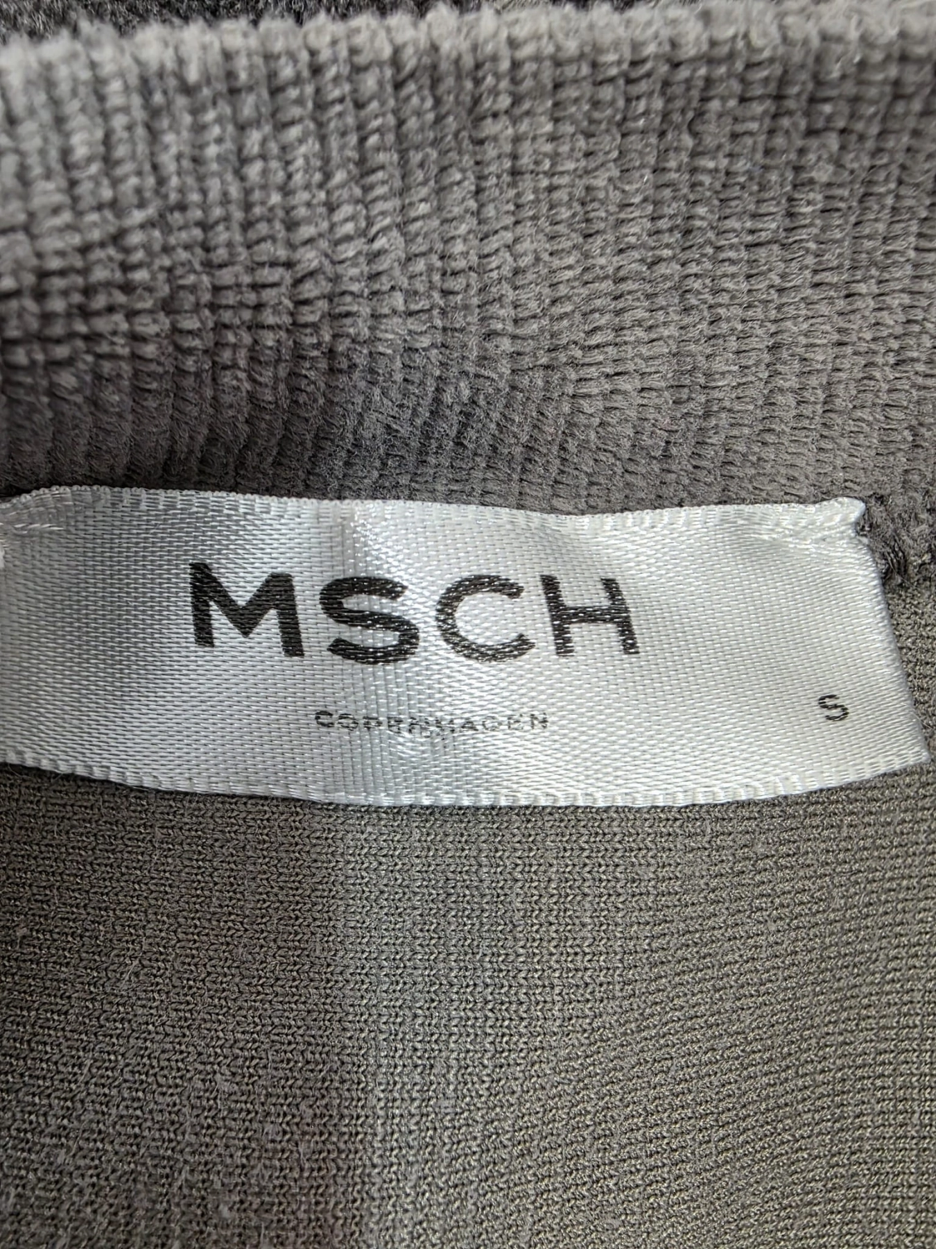 Szara, sztruksowa sukienka z marszczeniem MSCH