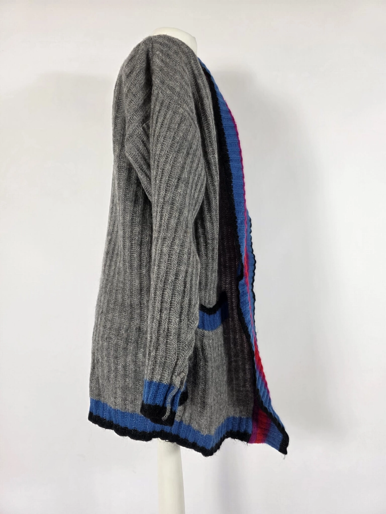 Kompletna stylizacja: moherowy sweter, t-shirt i dżinsy