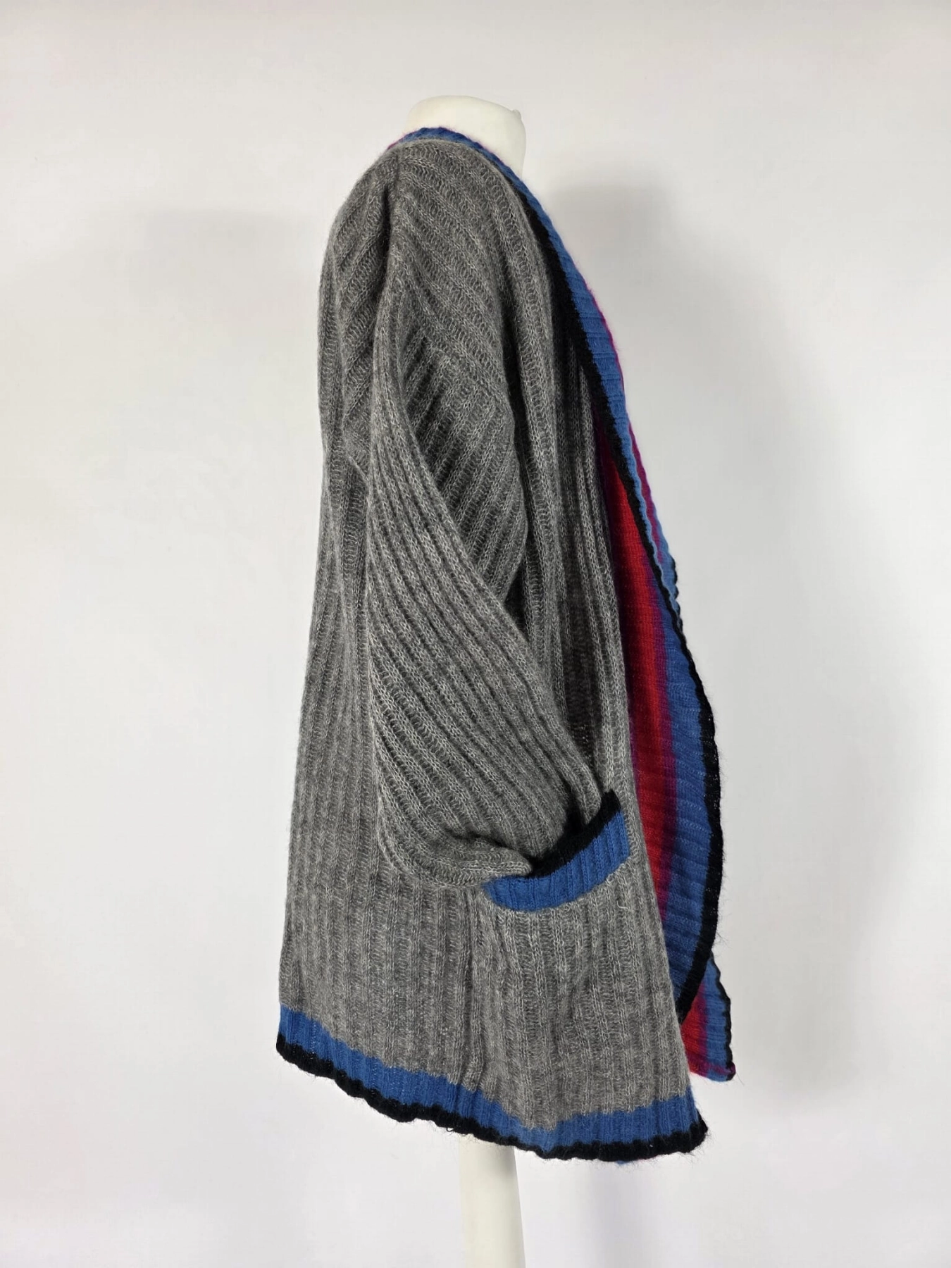 Kompletna stylizacja: moherowy sweter, t-shirt i dżinsy