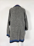 Kompletna stylizacja: moherowy sweter, t-shirt i dżinsy
