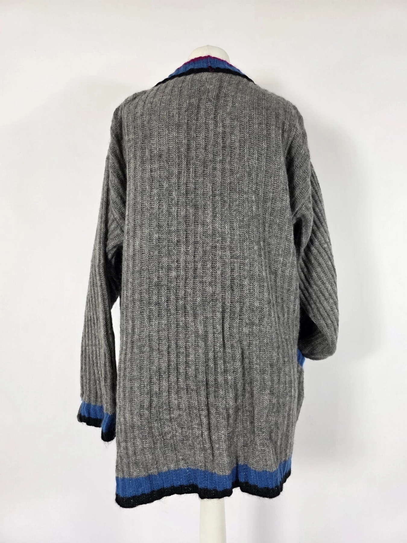 Kompletna stylizacja: moherowy sweter, t-shirt i dżinsy