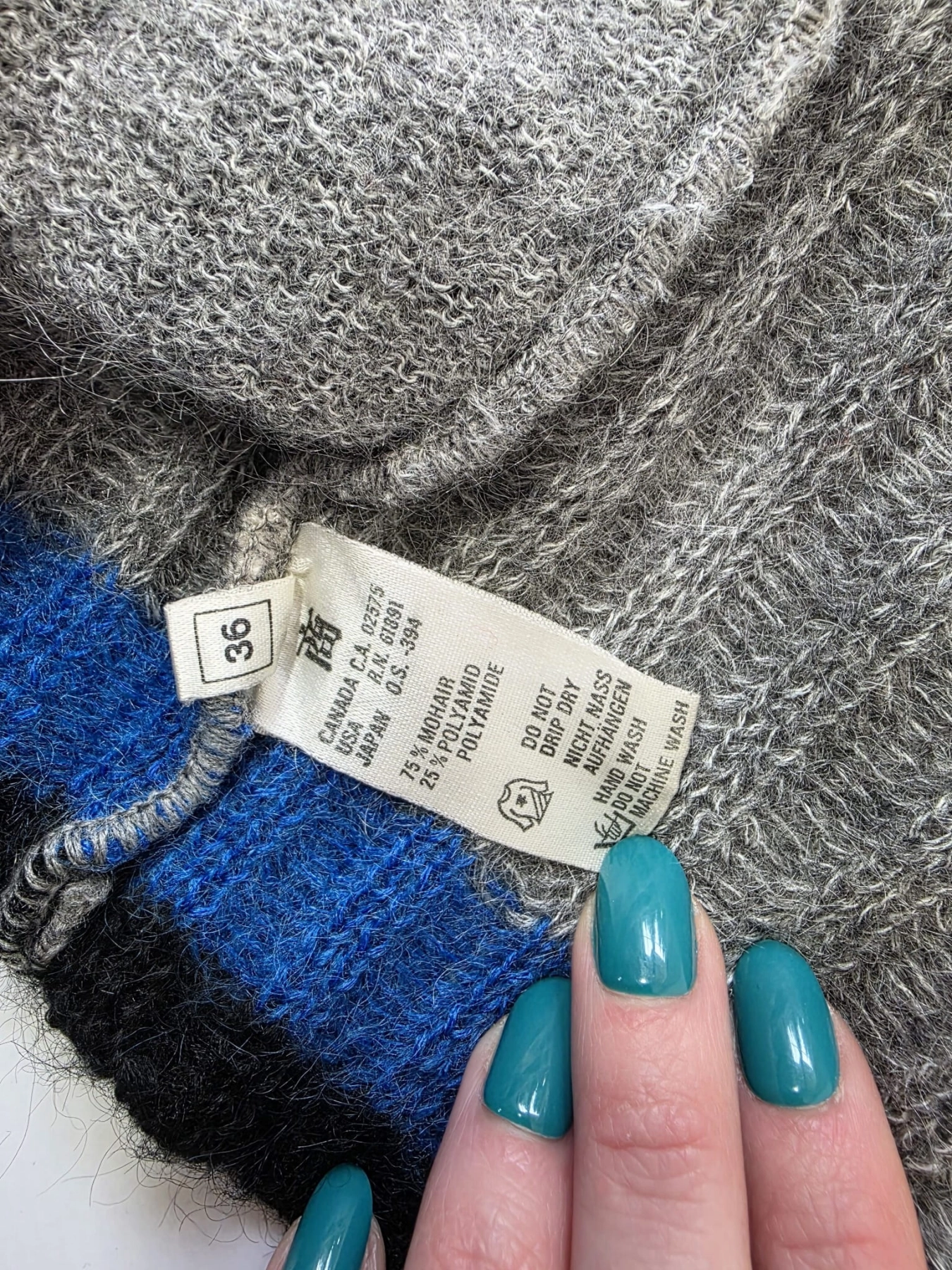 Kompletna stylizacja: moherowy sweter, t-shirt i dżinsy