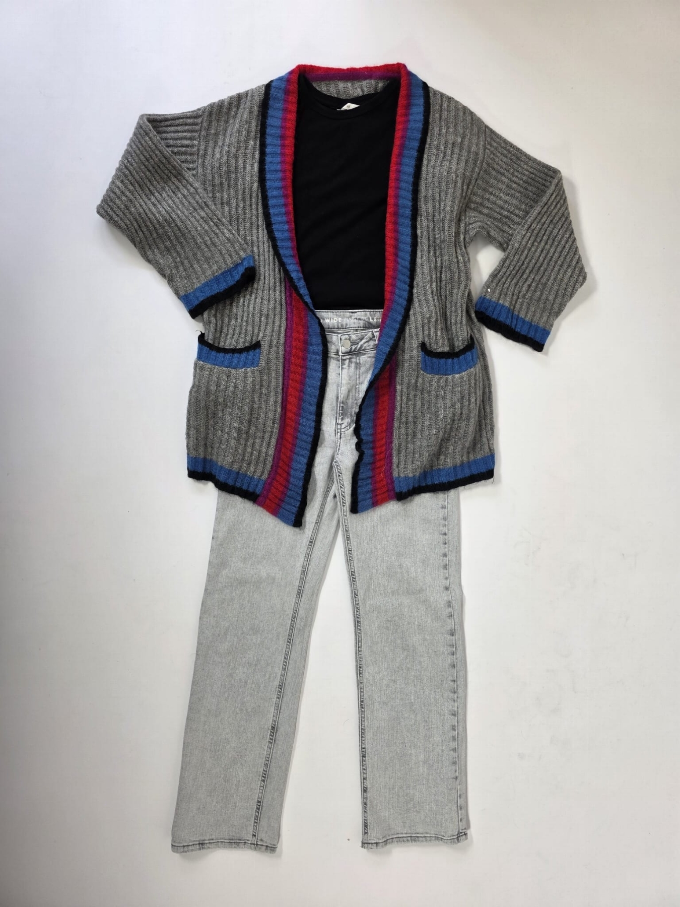 Kompletna stylizacja: moherowy sweter, t-shirt i dżinsy