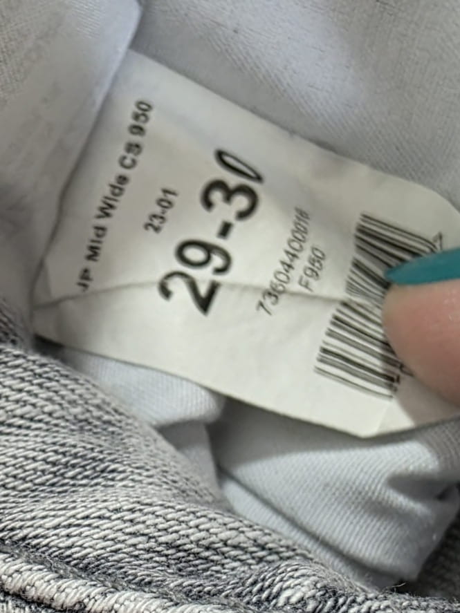 Kompletna stylizacja: moherowy sweter, t-shirt i dżinsy