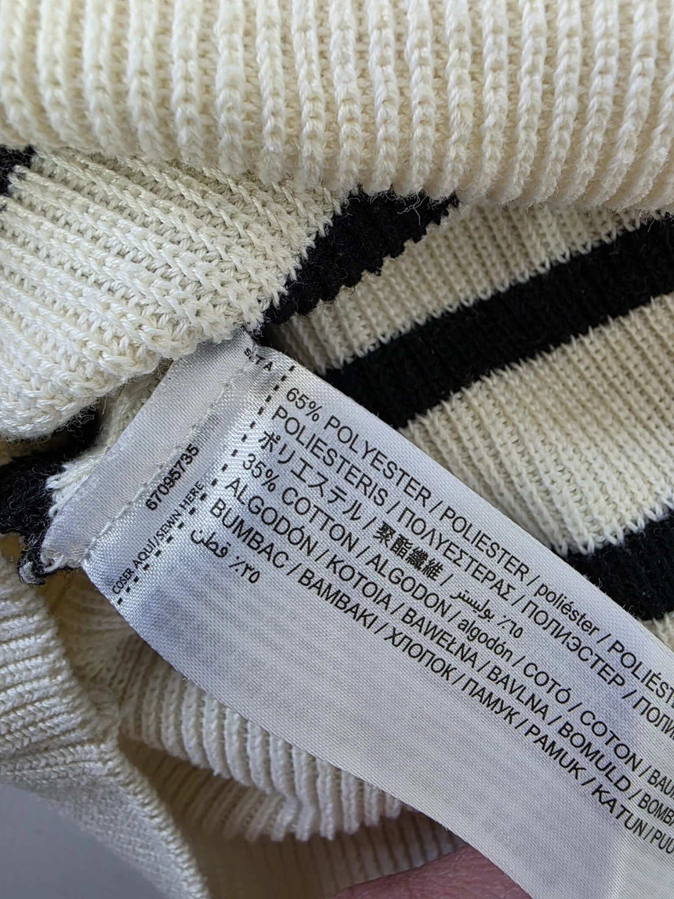 Swobodna stylizacja: sweter w paski i kremowe spodnie z paskiem