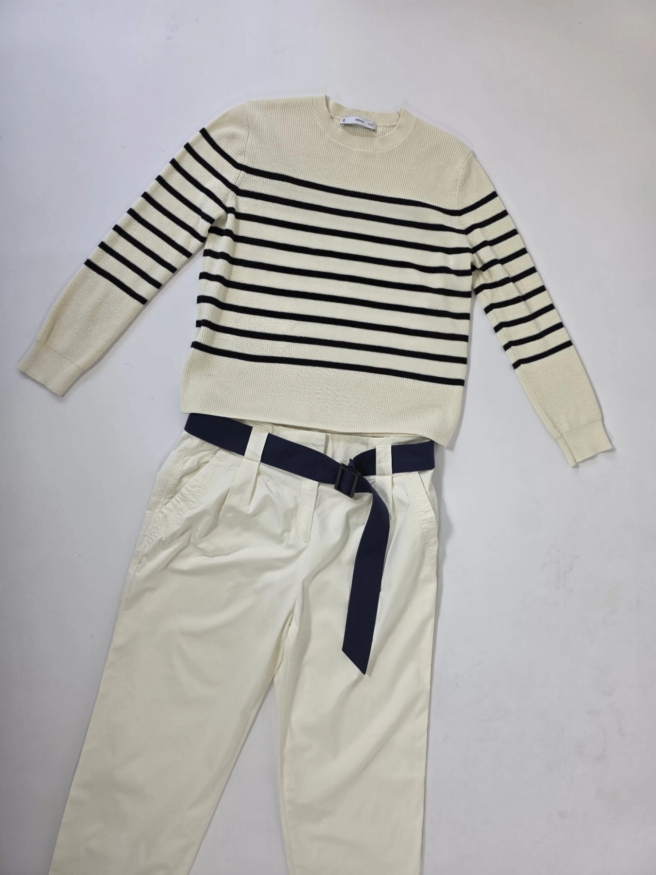 Swobodna stylizacja: sweter w paski i kremowe spodnie z paskiem