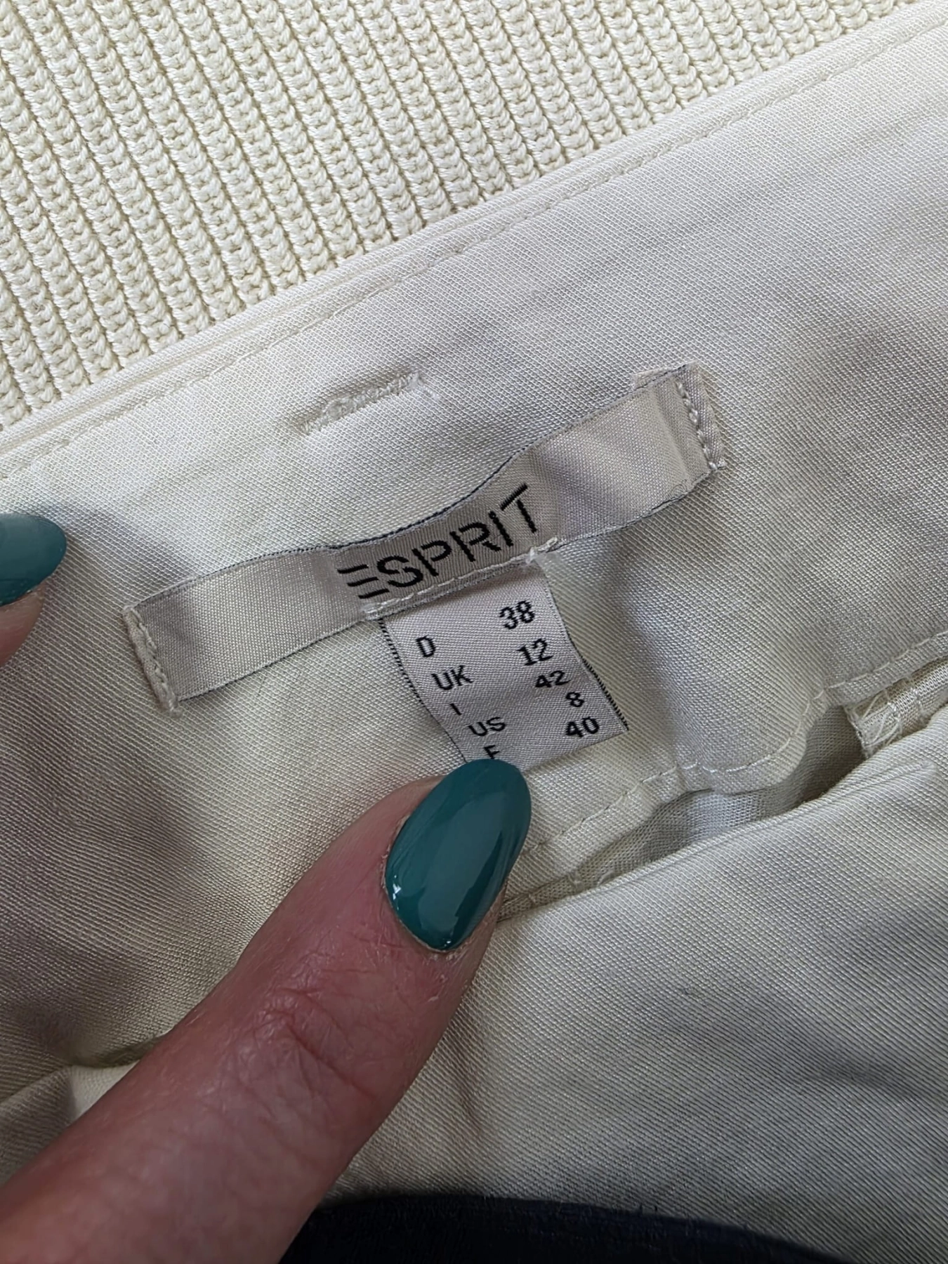 Swobodna stylizacja: sweter w paski i kremowe spodnie z paskiem