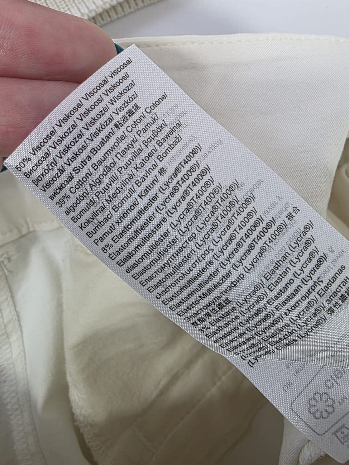 Swobodna stylizacja: sweter w paski i kremowe spodnie z paskiem