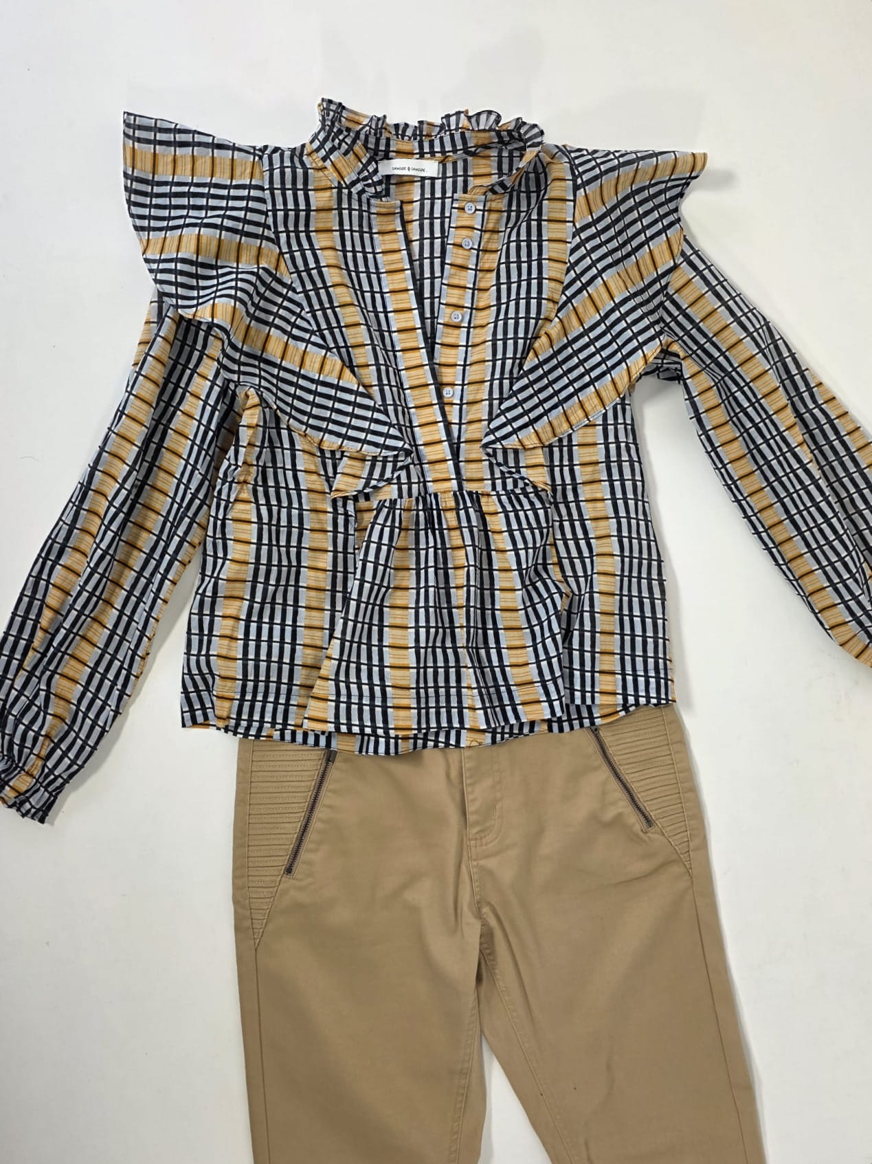 Designerska stylizacja z bawełnianą bluzką i dodatkami