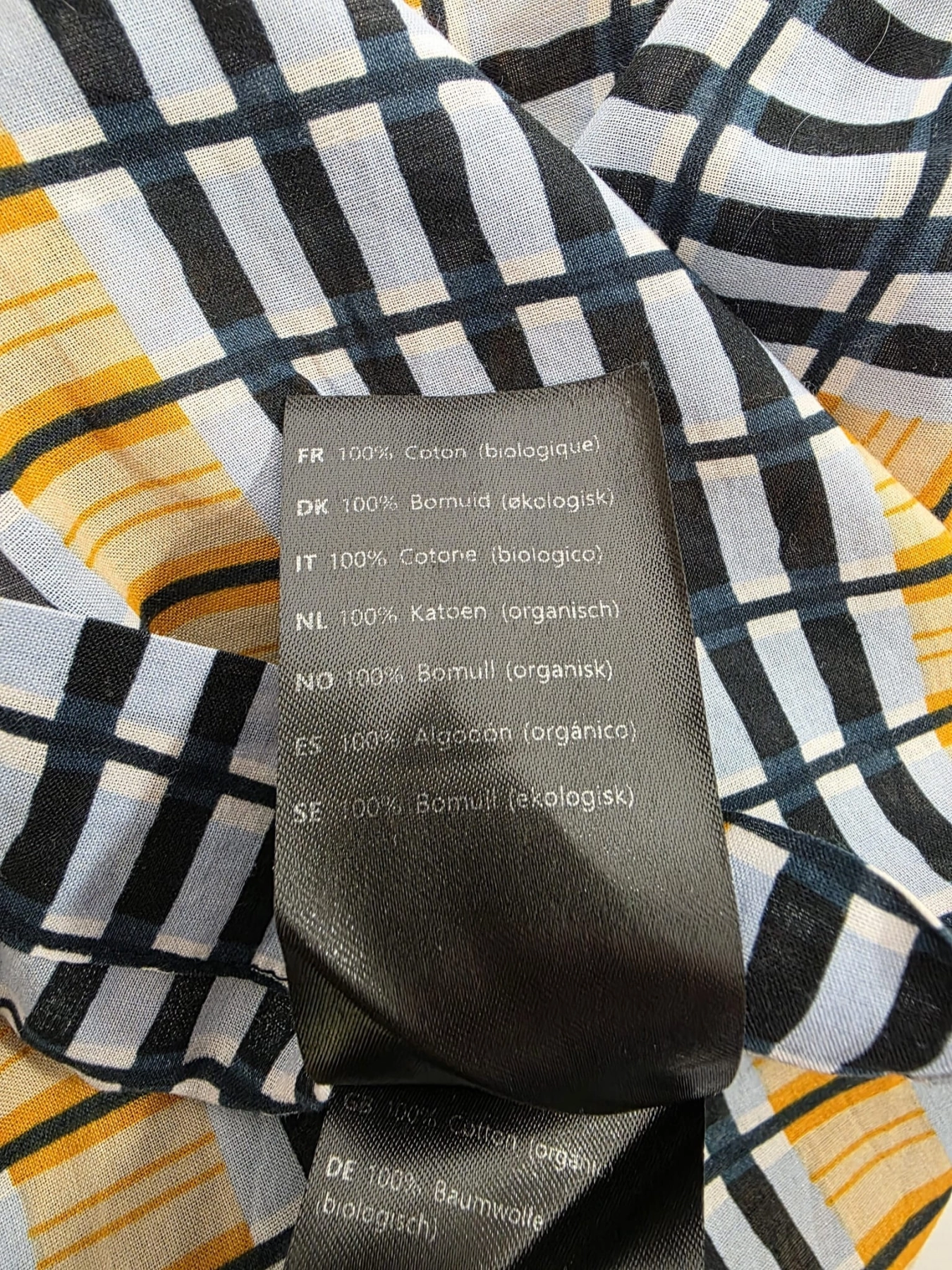 Designerska stylizacja z bawełnianą bluzką i dodatkami