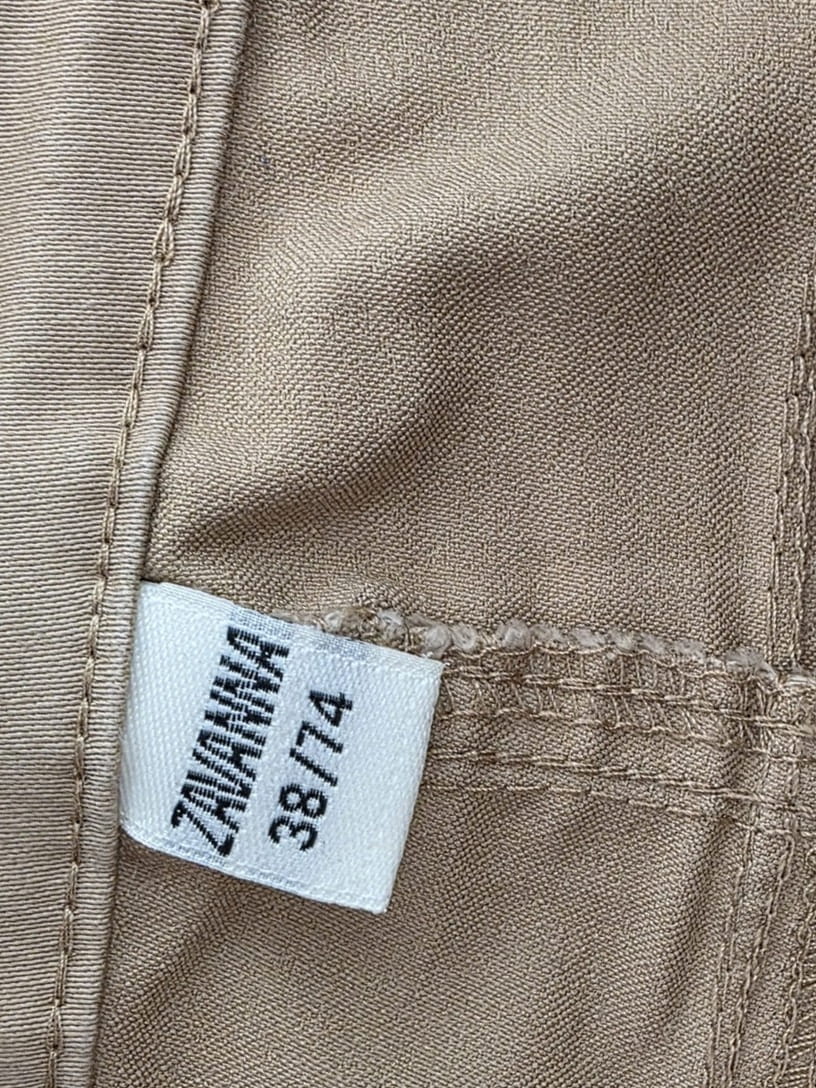Designerska stylizacja z bawełnianą bluzką i dodatkami