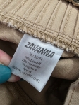 Designerska stylizacja z bawełnianą bluzką i dodatkami