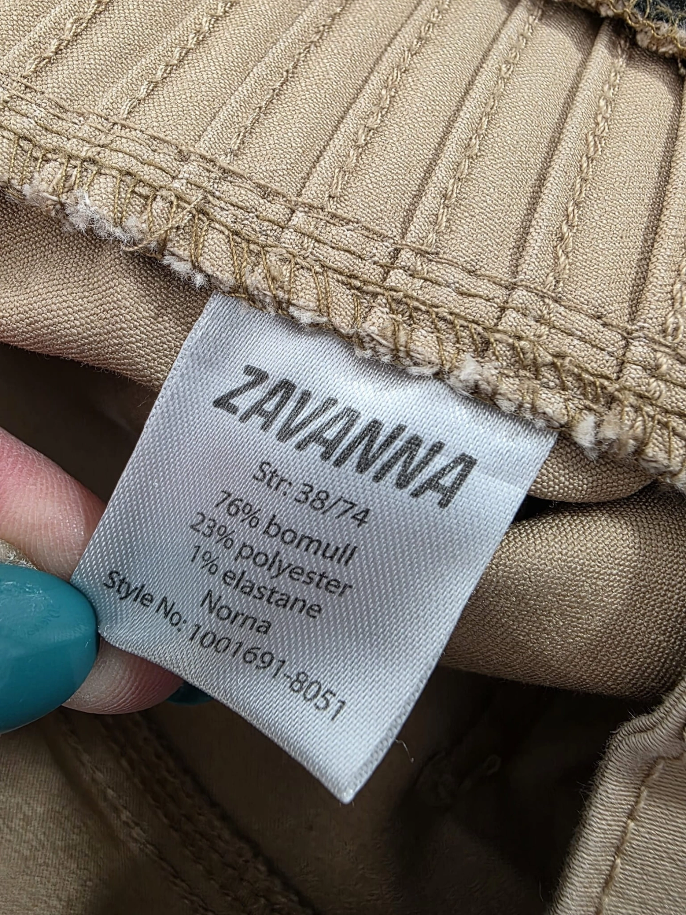 Designerska stylizacja z bawełnianą bluzką i dodatkami