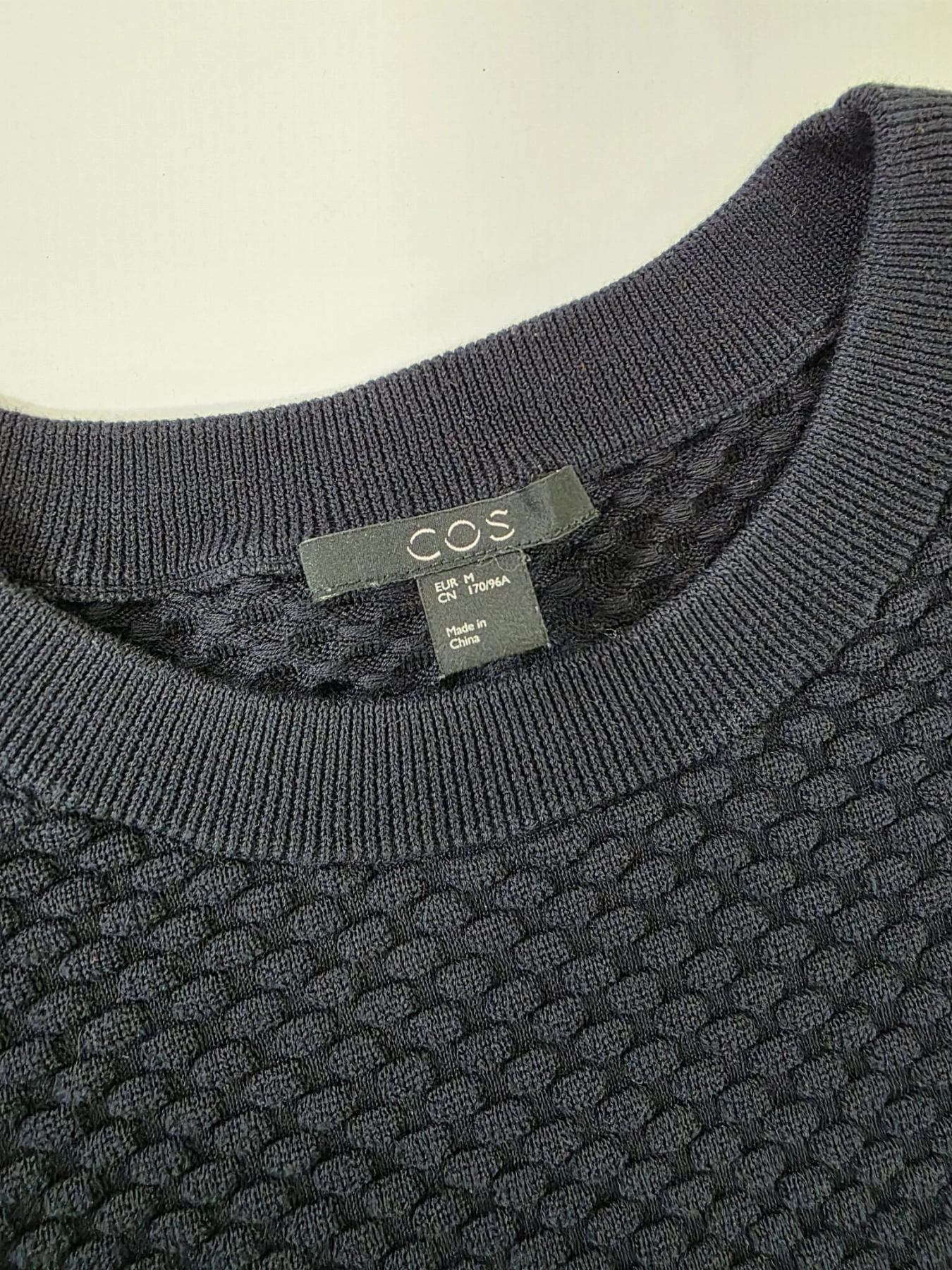 Designerska stylizacja z bawełnianą bluzką i dodatkami