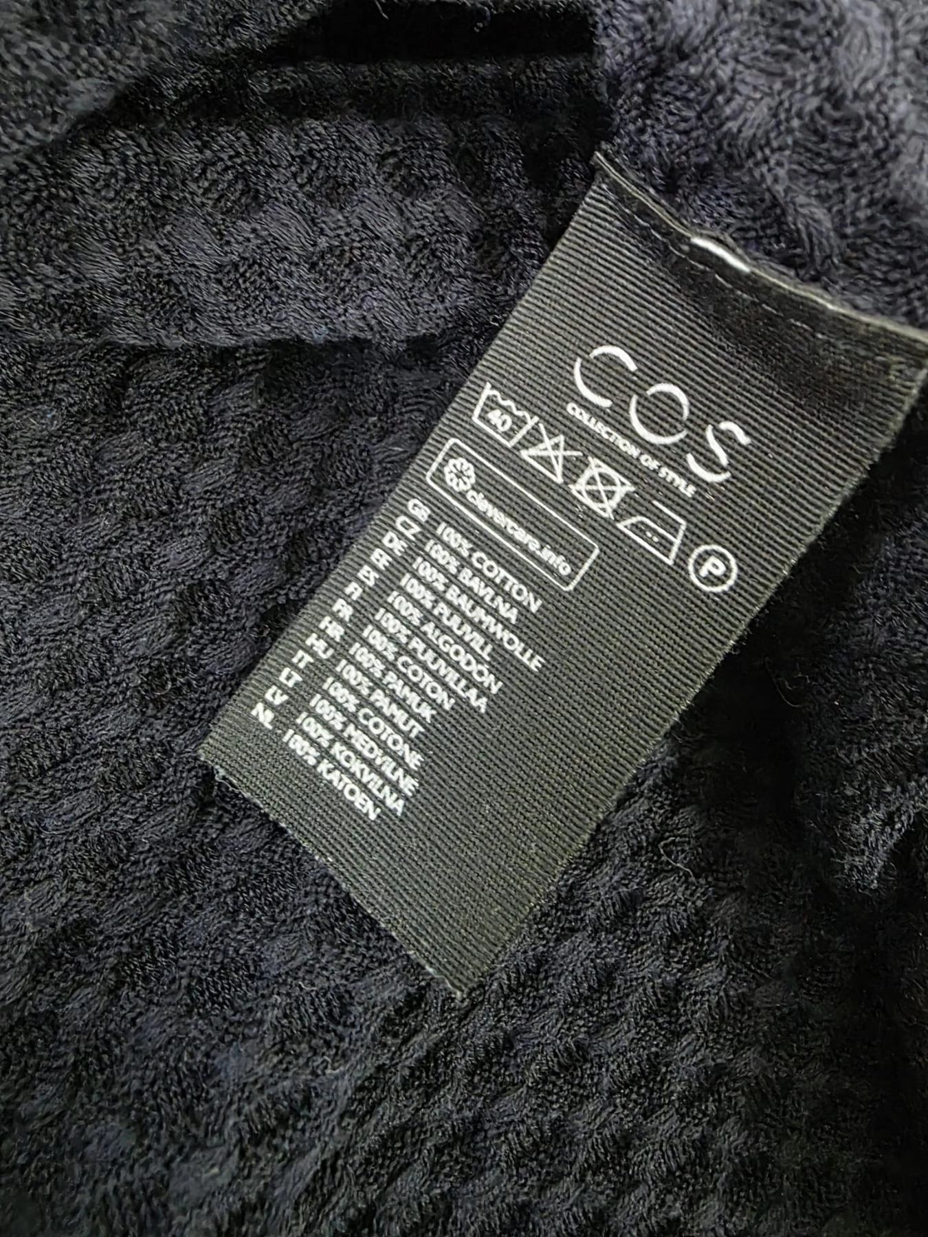 Designerska stylizacja z bawełnianą bluzką i dodatkami