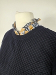 Designerska stylizacja z bawełnianą bluzką i dodatkami