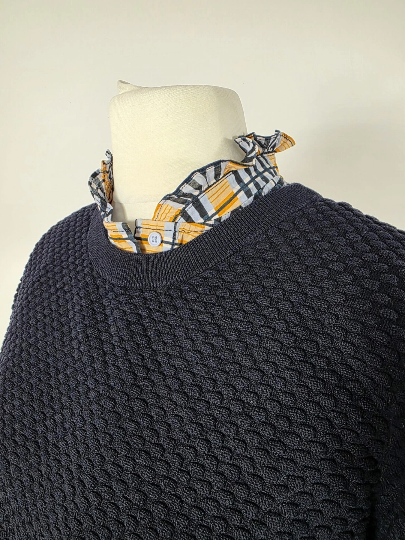 Designerska stylizacja z bawełnianą bluzką i dodatkami