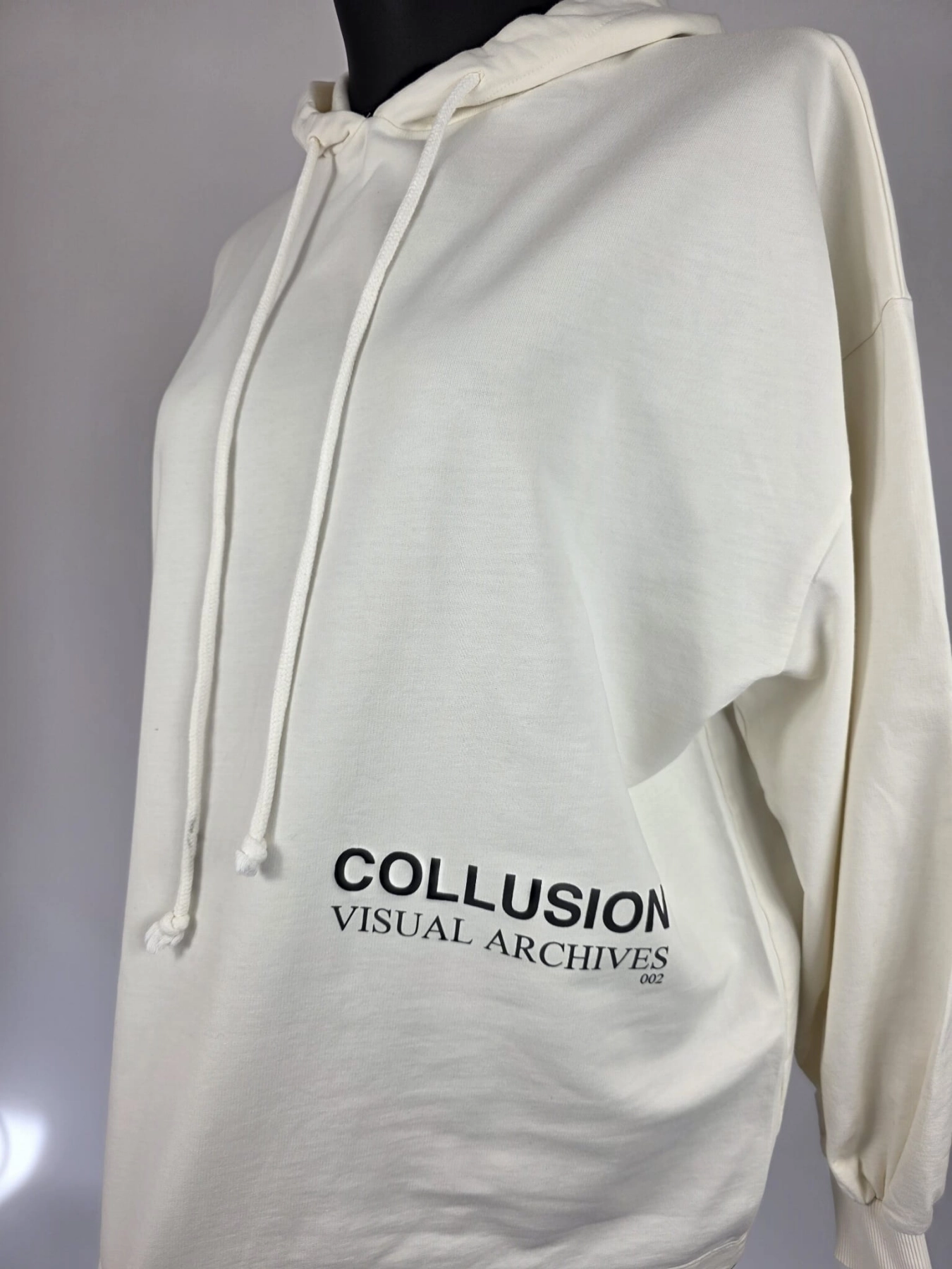 Jasna bluza z kapturem i grafikami Collusion