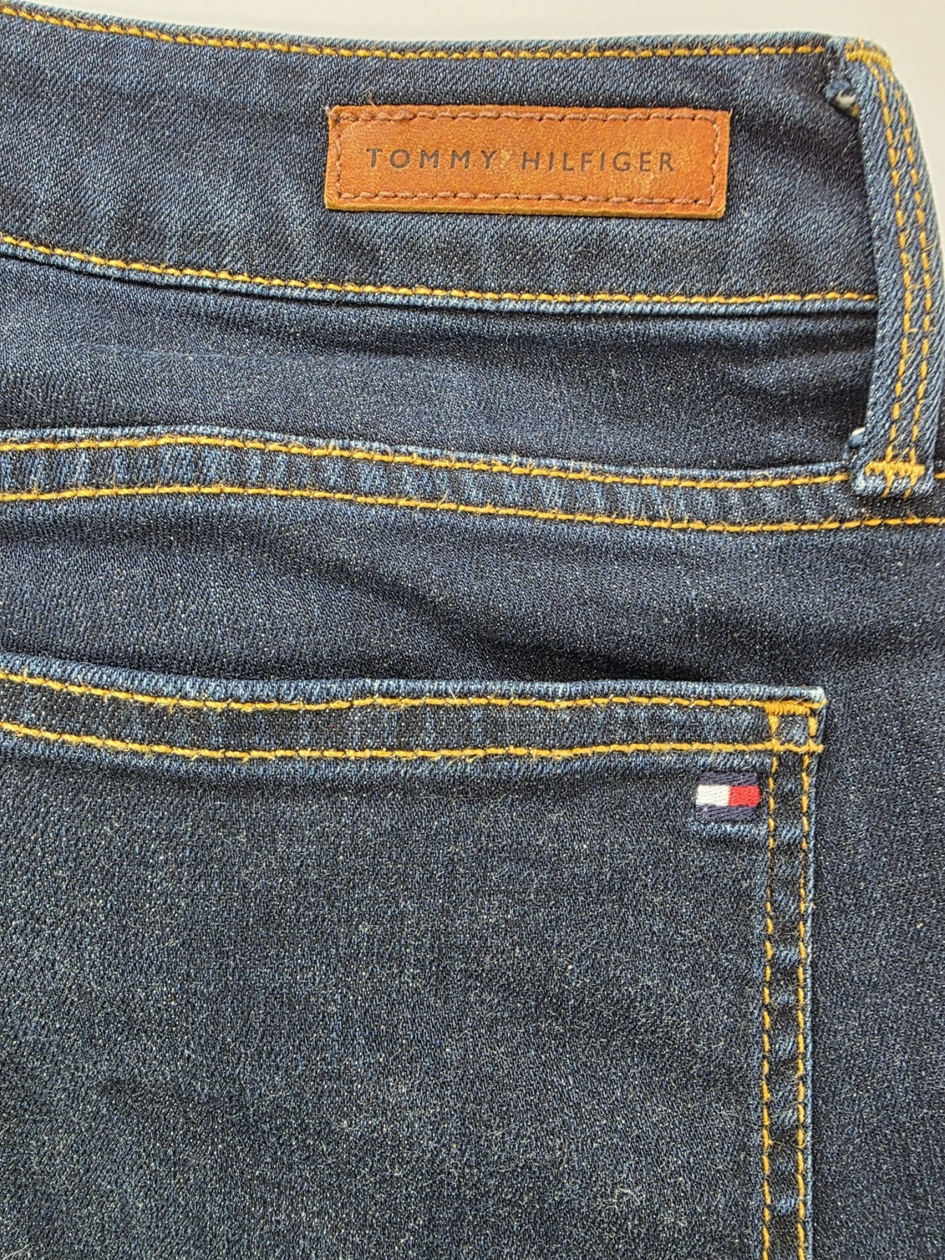 Granatowe jeansy z bawełny organicznej Tommy Hilfiger (rozm. 30/32)
