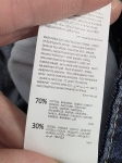 Biało-granatowy, ażurowy  sweter oraz jeansowe spodenki