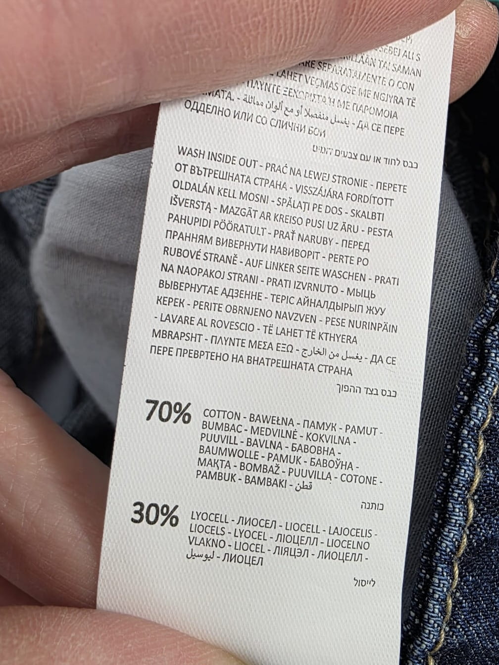 Biało-granatowy, ażurowy  sweter oraz jeansowe spodenki