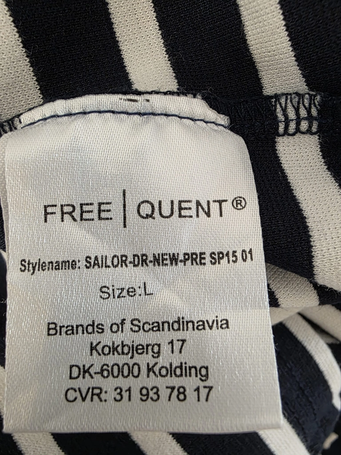 Pasiasta sukienka Free|Quent z krótkim rękawem