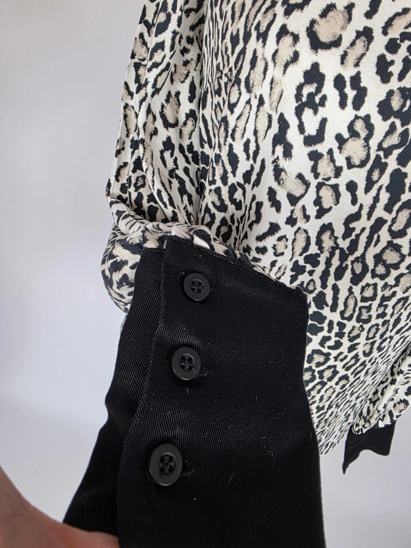 Bluzka w panterkę z czarnymi mankietami od DanHen