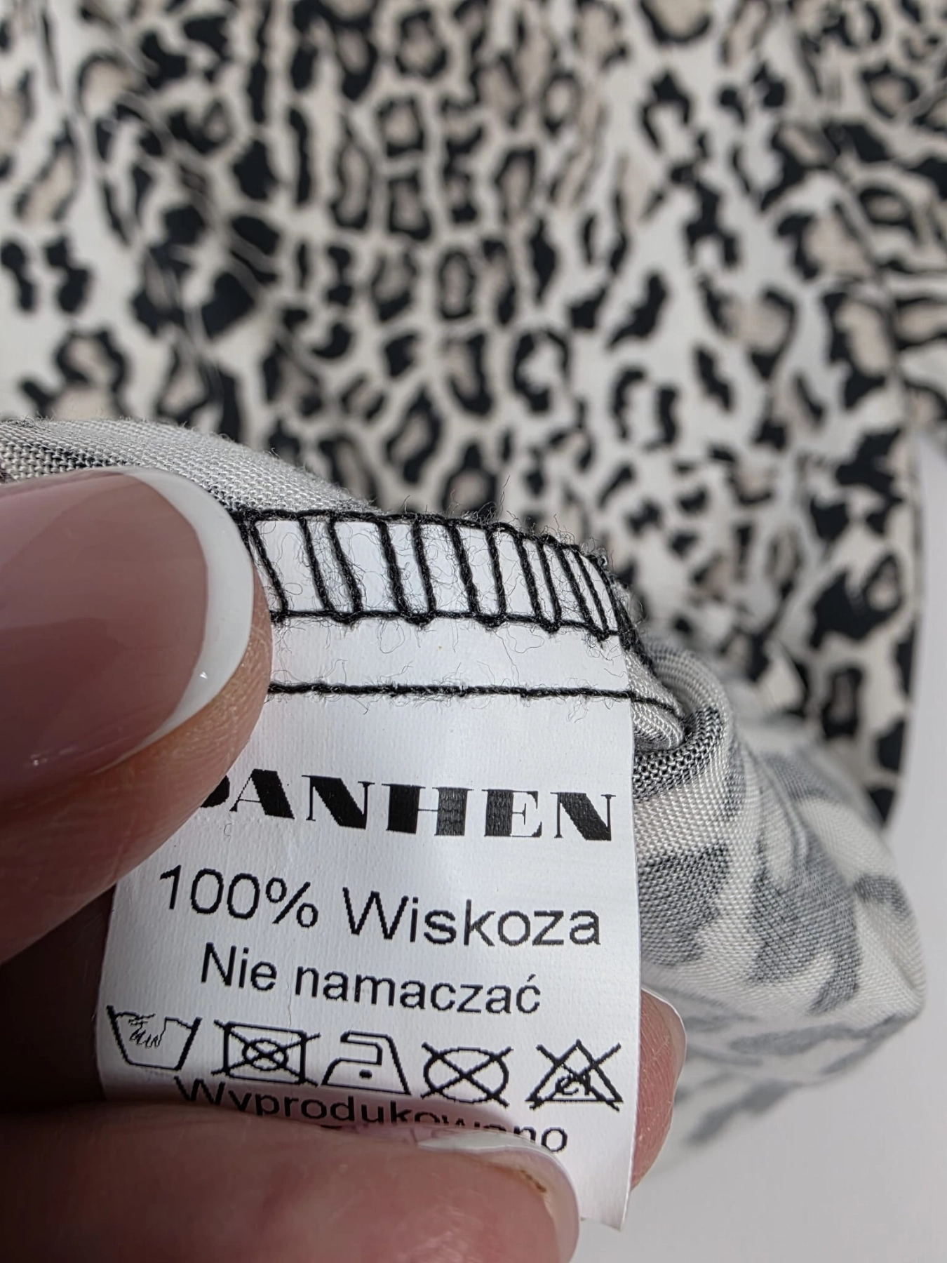Bluzka w panterkę z czarnymi mankietami od DanHen