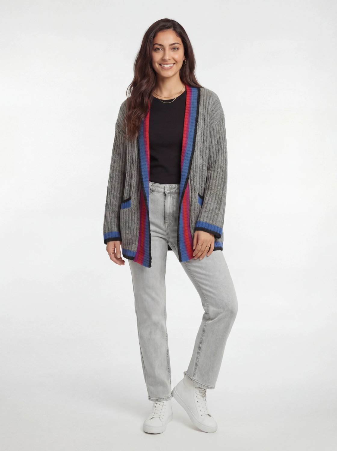 Kompletna stylizacja: moherowy sweter, t-shirt i dżinsy