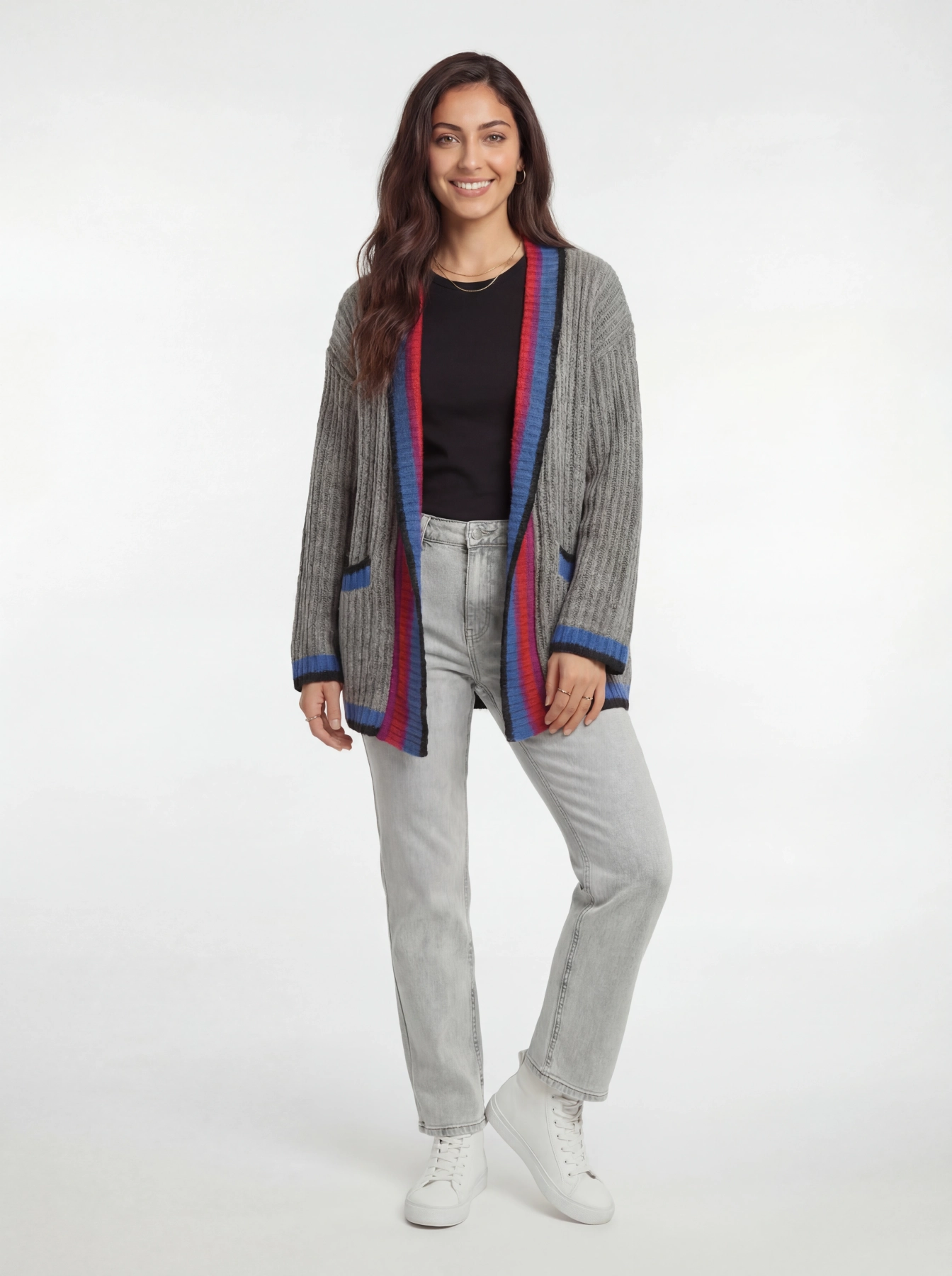 Kompletna stylizacja: moherowy sweter, t-shirt i dżinsy