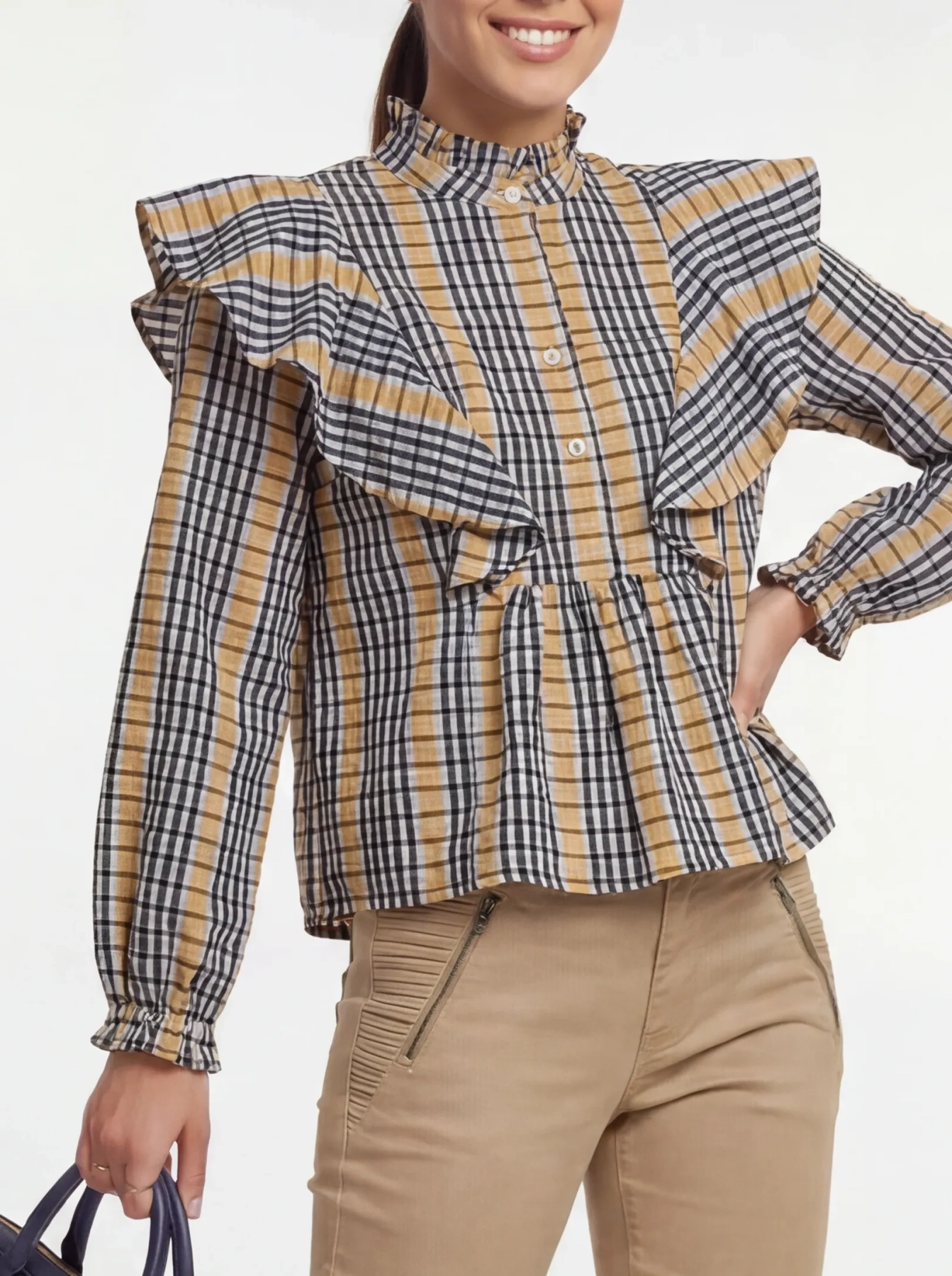 Designerska stylizacja z bawełnianą bluzką i dodatkami