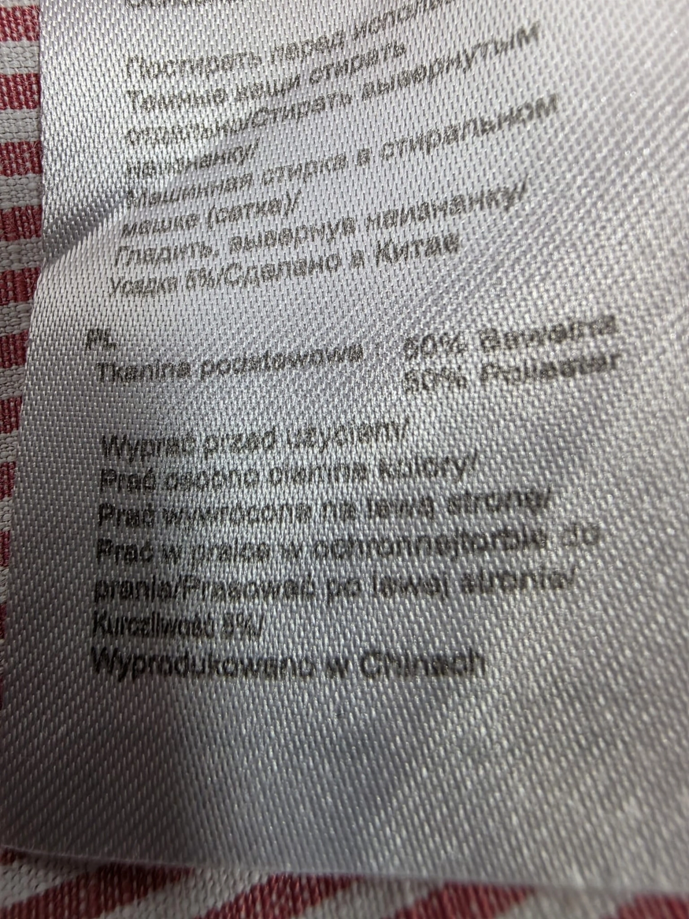 Czerwona koszula w prążki, z pięknym wiązaniem Saint Tropez