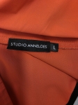 Koralowa bluzka ze stójką Studio Anneloes