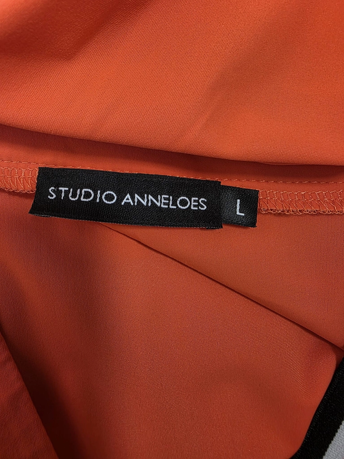Koralowa bluzka ze stójką Studio Anneloes