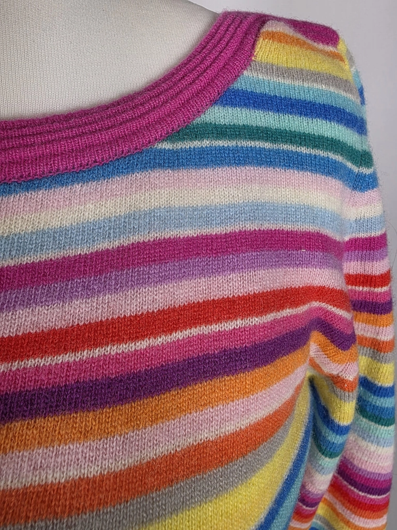 Kolorowy sweter w paski marki Benetton